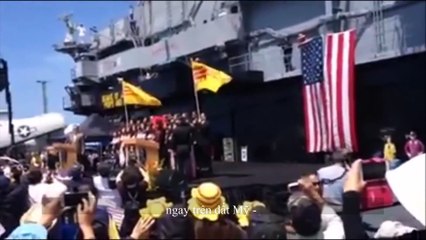 Chào quốc kỳ Việt Nam Cộng Hòa trên HKMH U.S.S Midway