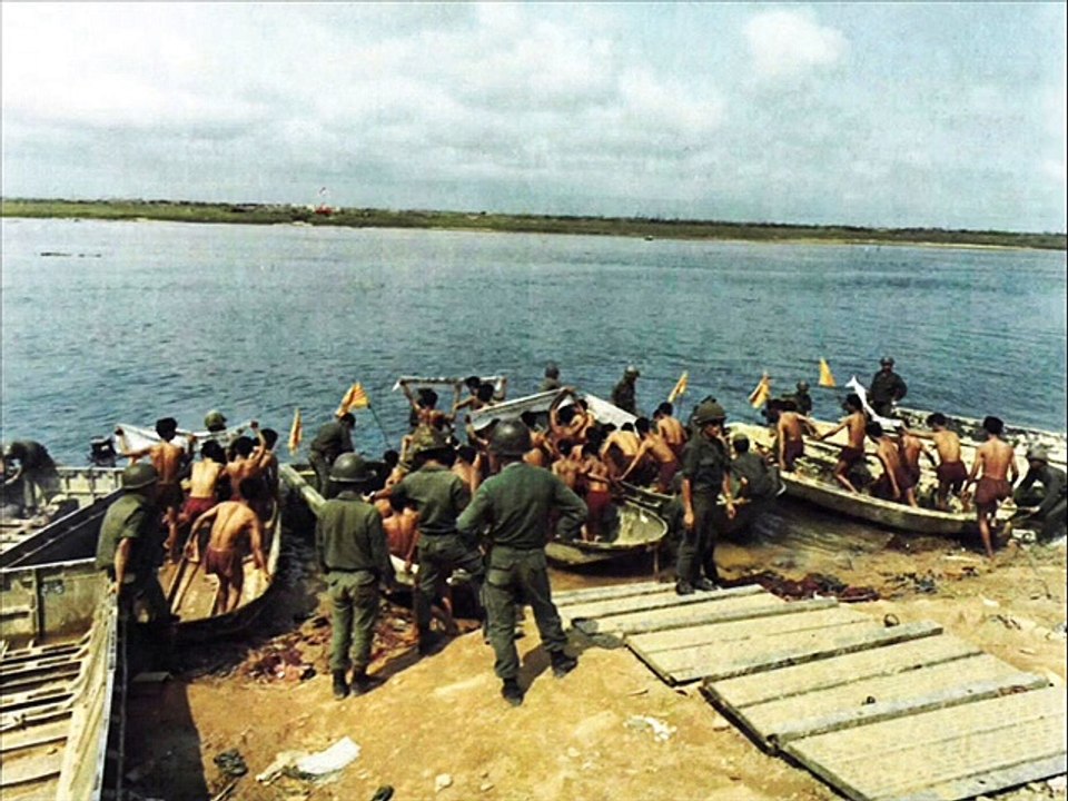 VNCH TRAO TRẢ TÙ BINH VIỆT CỘNG TRÊN SÔNG THẠCH HĂN NĂM 1973