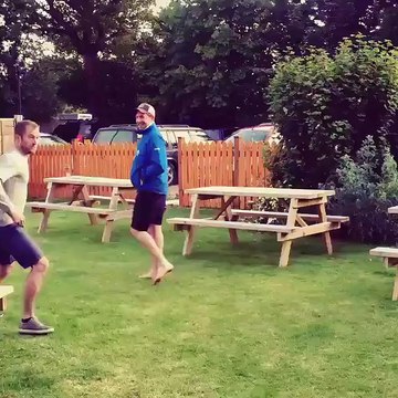 Bon bah les potes moi je vais chez les voisins..