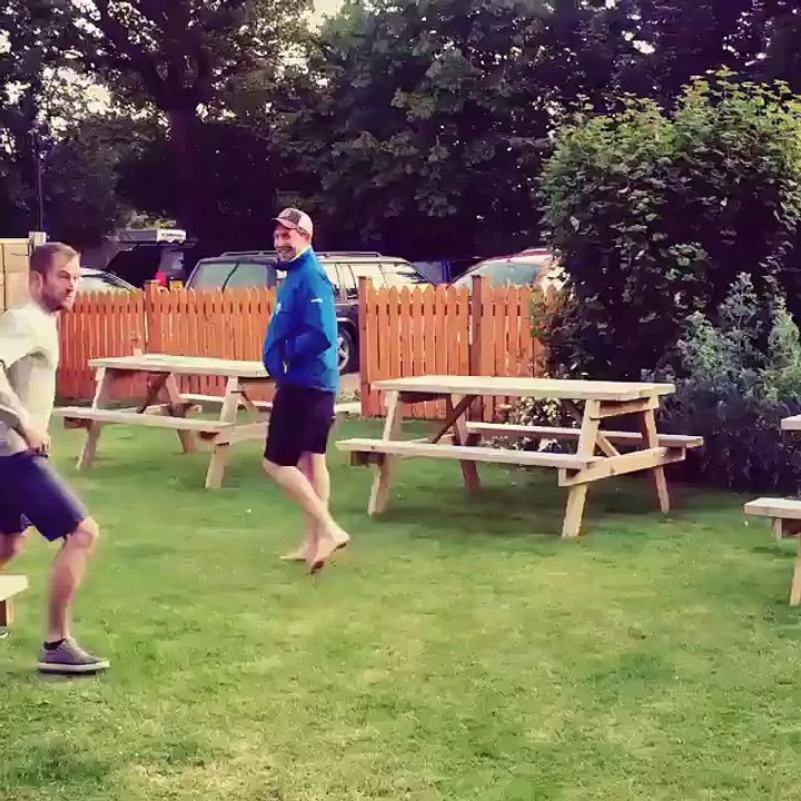 Bon bah les potes moi je vais chez les voisins..