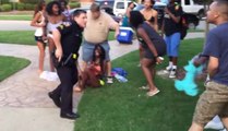 Un policier américain pète un câble et sort son arme après une pool party