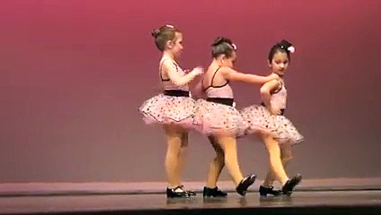 Une fillette danse des claquettes et impose le  respect
