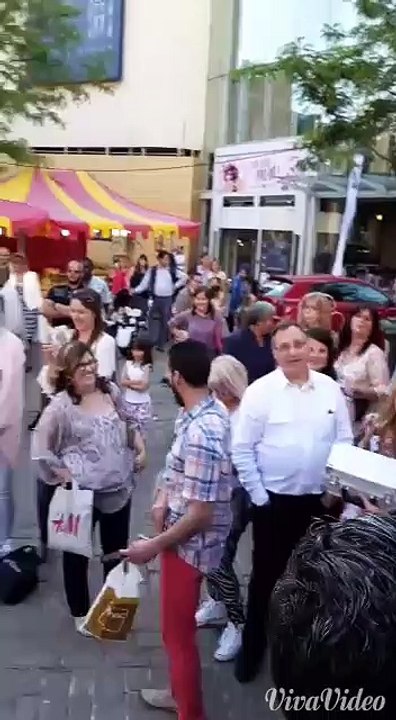 Willy Demeyer danse place Saint Etienne à Liège