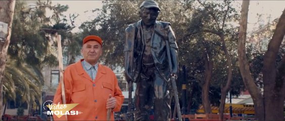 DAHA FAZLASINI YAPAN VE HEYKELİ DİKİLEN ÇÖPÇÜ