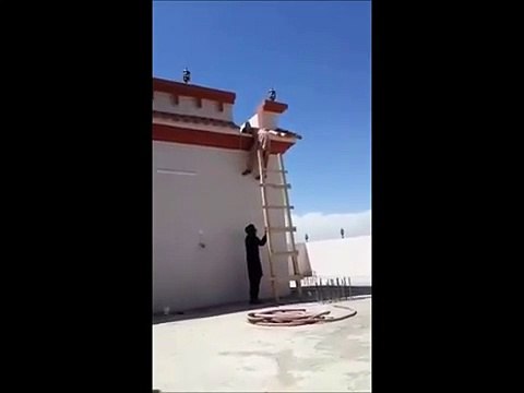 Une bonne blague faite à un mec qui veut descendre une échelle !