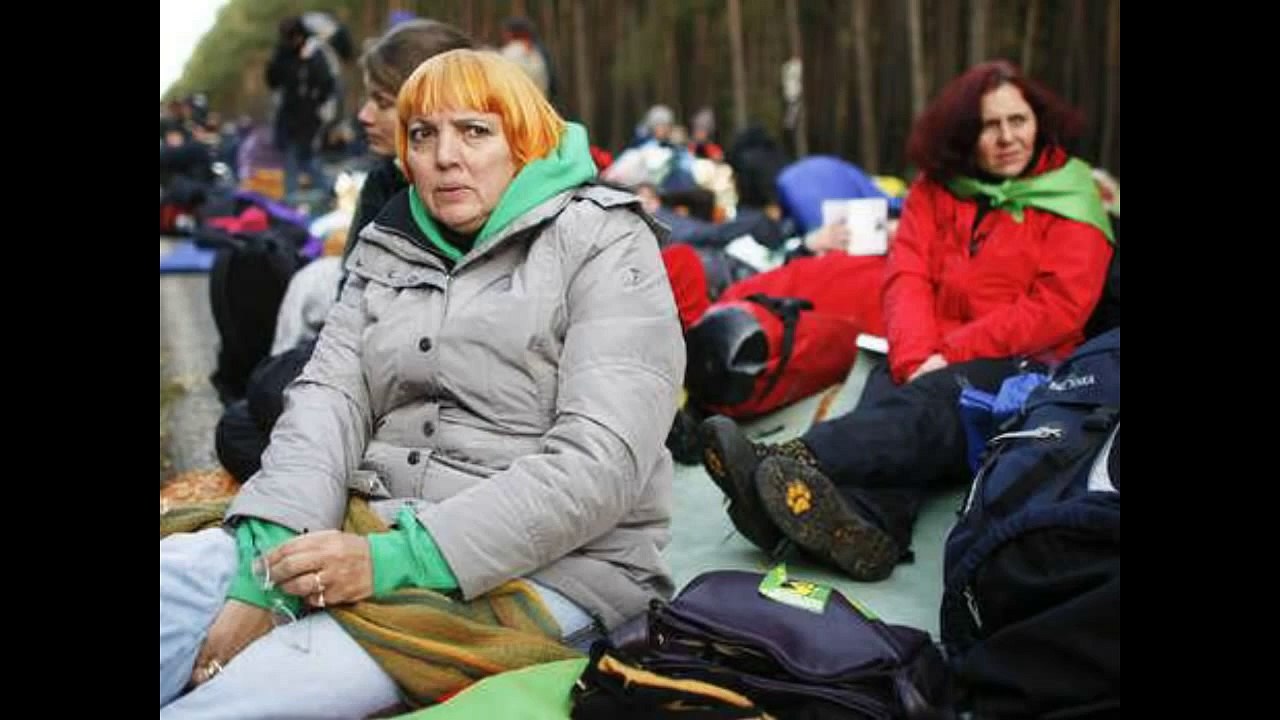 Grüne demonstrieren "Nie wieder Deutschland" - Claudia Roth 1990