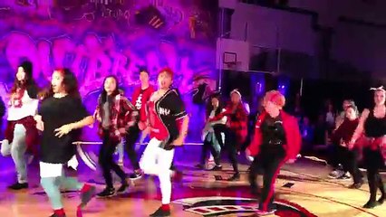 À 60 ans, cette prof' de danse n'a rien perdu de son énergie !