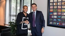Dani Alves signs contract renewal through to 2017