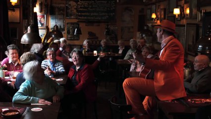 Download Video: Het kleine cafe aan de haven - Oude Hollandse liedjes van vroeger - De Oranje Man