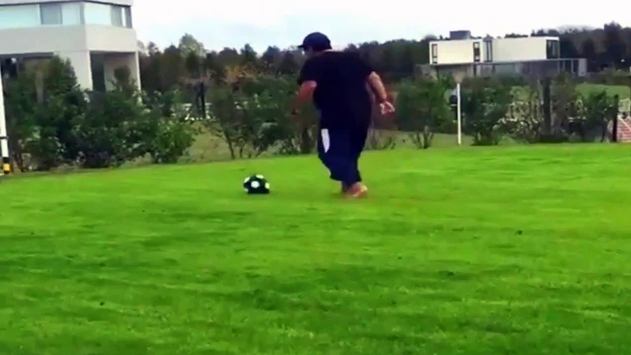 Humilhou! Maradona toma drible do neto em brincadeira