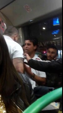 Un chauffeur de bus calme un peloteur