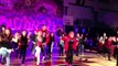 Une prof de 60 ans danse avec ses élèves