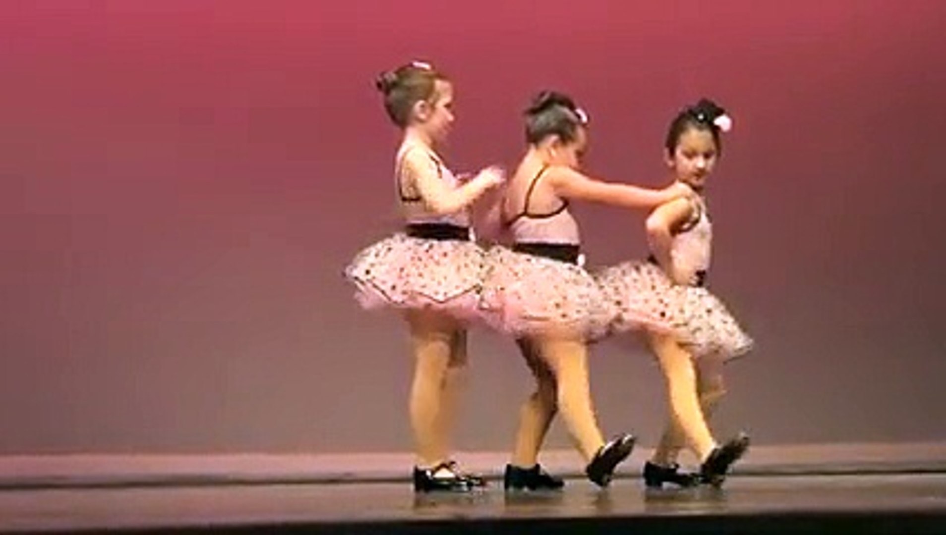 L'amusante danseuse de claquettes de 6 ans - Vidéo Dailymotion