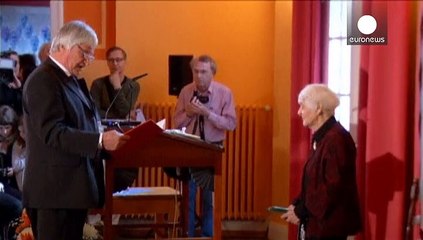 Una mujer alemana de 102 recibe el doctorado que le negaron los nazis