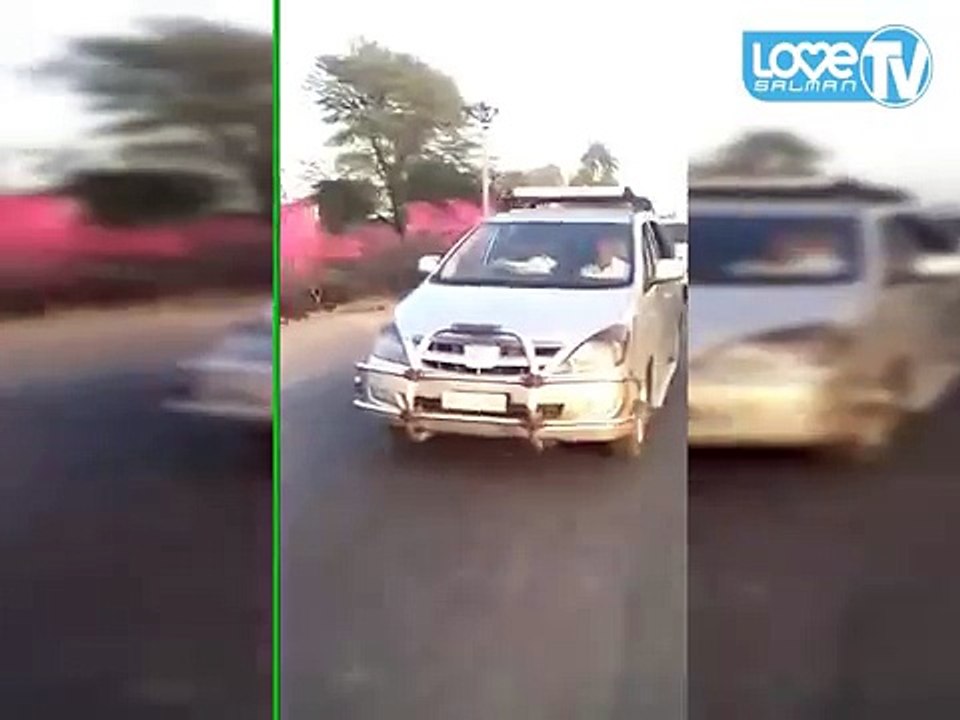 Salman Got Angry With Uncontrolled Fans Who Blocked His Way