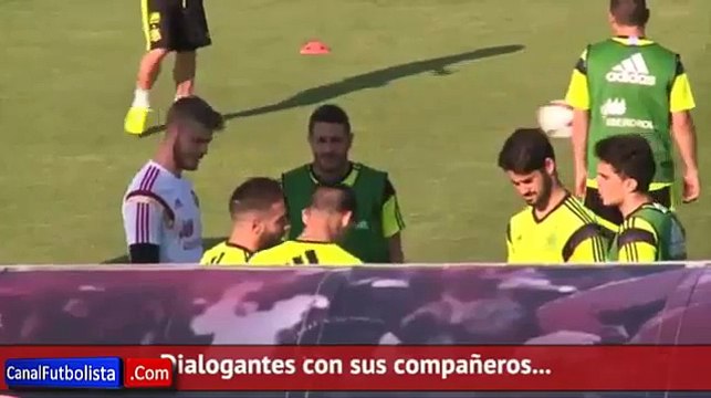 Iker Casillas y David De Gea se ignoran durante el entrenamiento de España • 2015