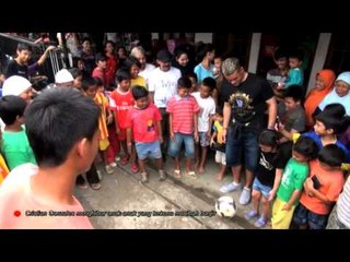 Hibur Korban Banjir Christian Gonzales Juggling Bola