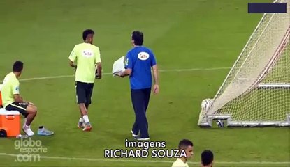 Neymar Acerta Gol por Tras da Baliza