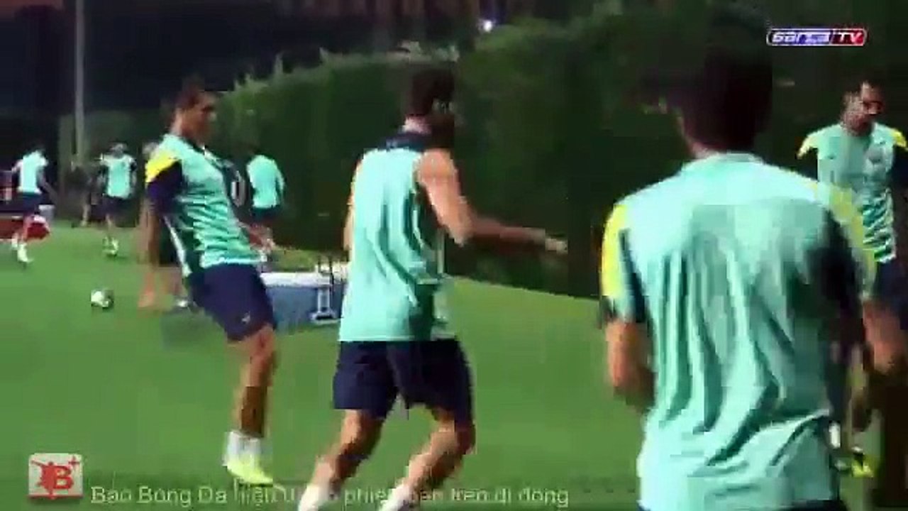 Choi bong ma - Chong mat voi Barca tap da bong ma mot cham