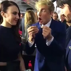 Tour de magie avec deux pièces de 25 cents