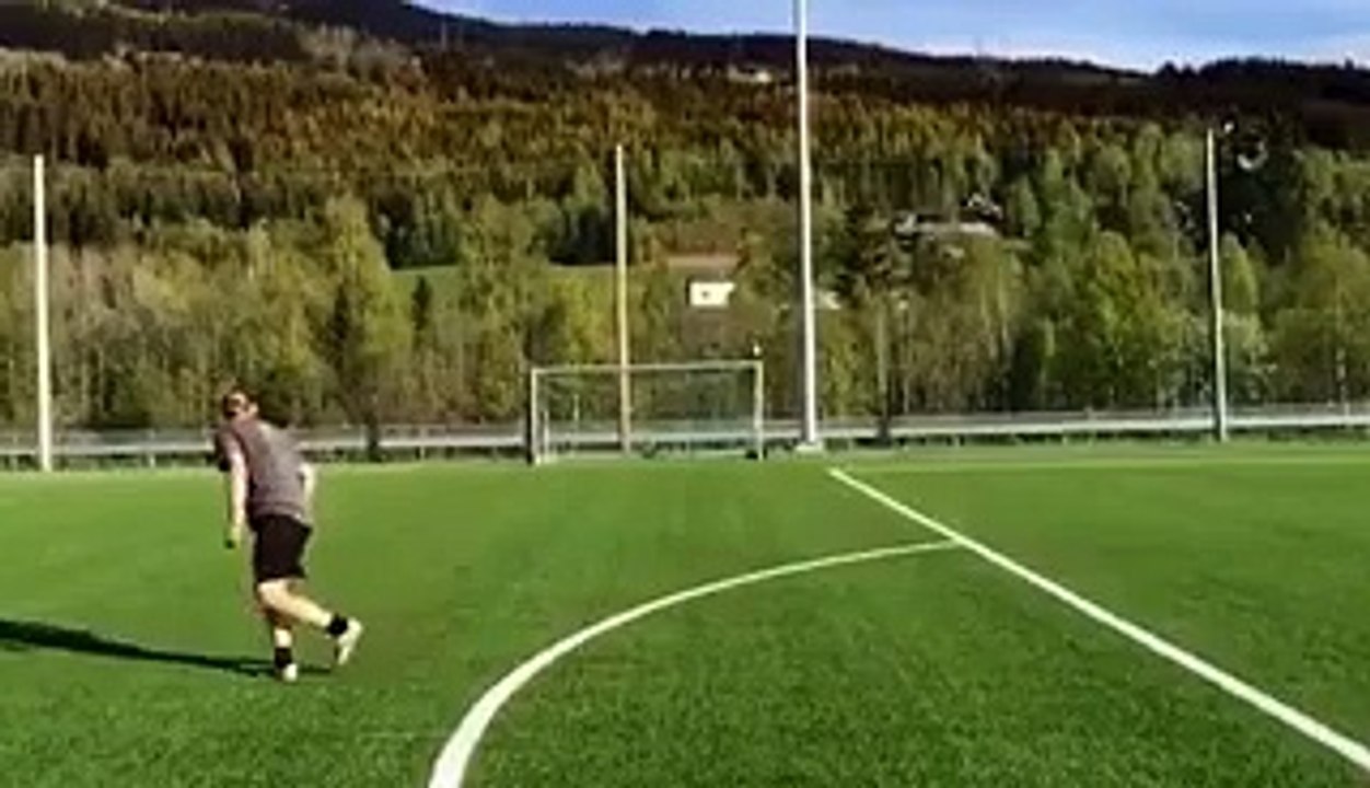 Øystein Bråten (Skieur freestyle) inscrit un incroyable coup franc!