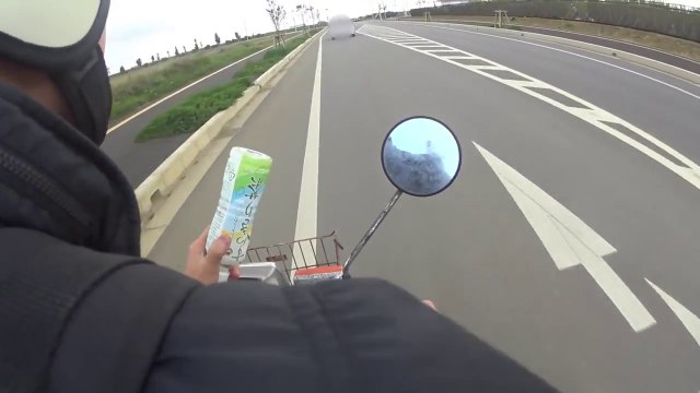 Un japonais en scooter punit un pollueur