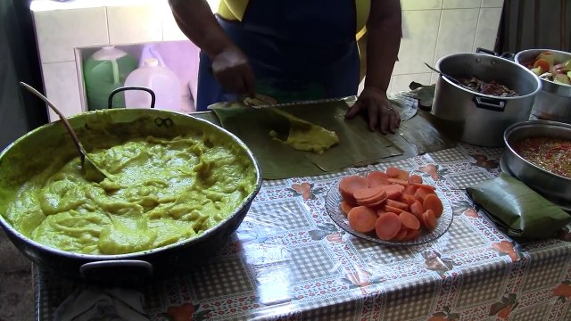 Preparacion de Tamales vallunos Colombianos en Buga, Valle del Cauca, Colombia