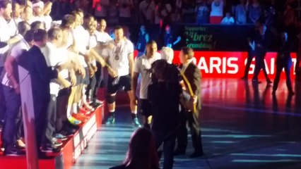 La remise du trophée pour les parisiens