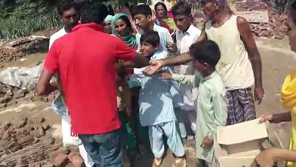 Distribution the Food in the Flood Victims of Jhang City .