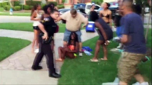 Le policier texan qui avait brutalisé des ados a démissionné