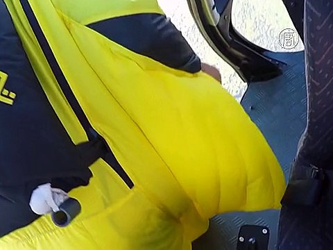 Бейсджамперы устроили воздушное шоу над старой крепостью