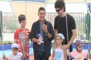 Alejandro Sanz visita a los niños del Doce de Octubre