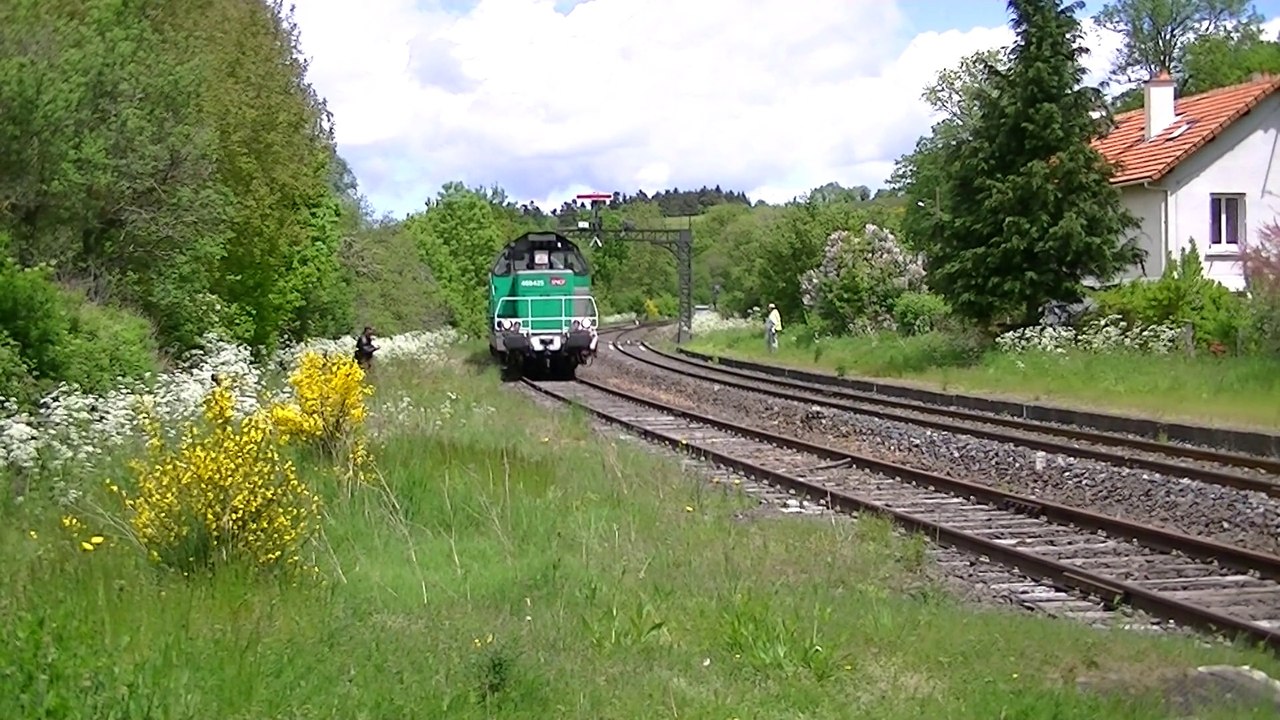 LE MAUZIN arrive à PONTGIBAUD, PUY-DE-DÔME, ligne CLERMONT-FD à TULLE, le 20 MAI 2015.