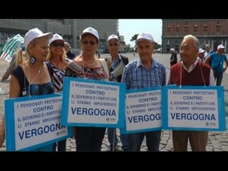 Descargar video: Napoli - I pensionati contro Renzi: 