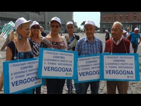 Napoli - I pensionati contro Renzi: Caccia i soldi (09.06.15)