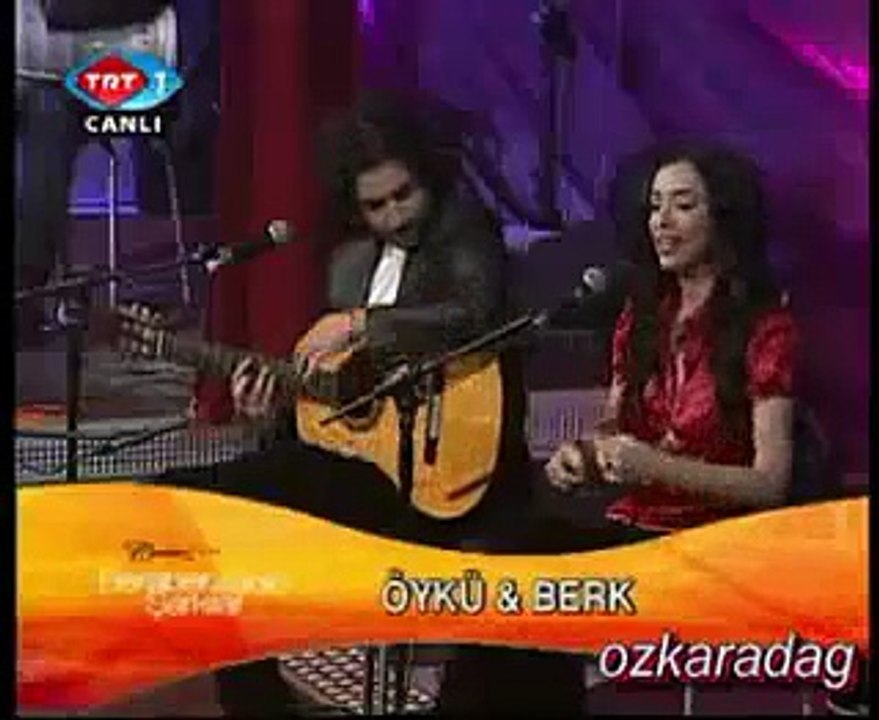 öykü gürman ve berk gürman evlerinin önü boyali direk