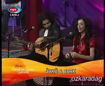 öykü gürman ve berk gürman evlerinin önü boyali direk