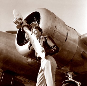 Images inédites de l’aviatrice américaine Amelia EarHart, disparue en mer en 1937