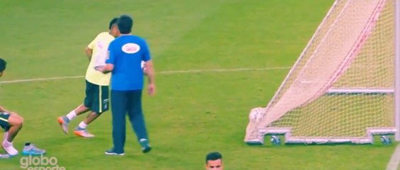 Neymar marque... de derrière les cages !