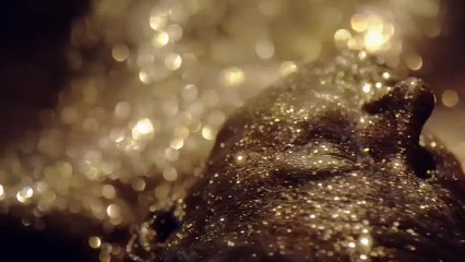 Le nouveau clip #EmbraceYourself honore la femme dans une nudité dorée