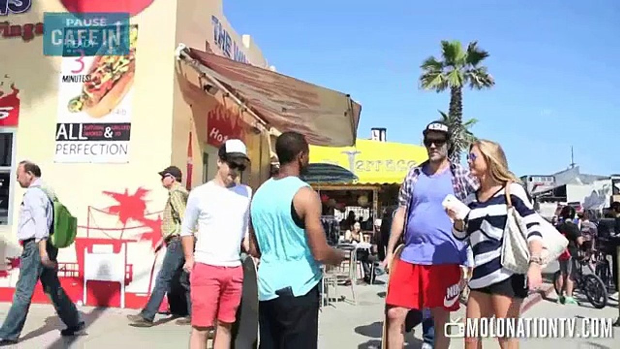 Elle lui vole son téléphone et ça ne semble déranger personne...