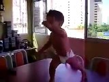 бразильский мальчик танцует самбу / brazilian boy dancing samba style