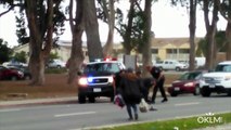 Des policiers frappent un homme à terre en Californie