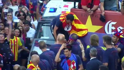 Xavi shoves Neymar during Barcelona Champions League parade