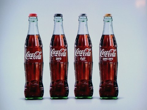 Coca-Cola lanza su nueva botella de vidrio inspirada en 1915