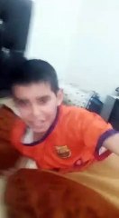 فيديو .. طفل يقوم  بمحاولة قتل اخية