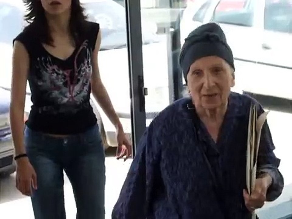 Giagia apo baba min trexeis 3 (xwris beep)