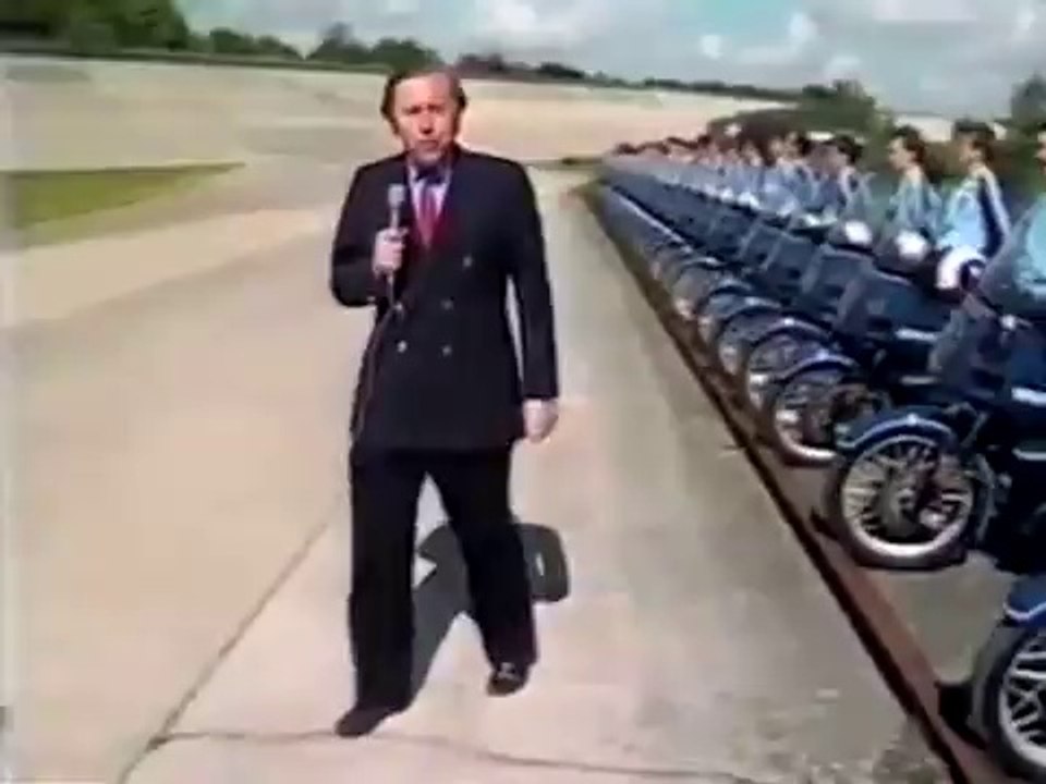 32 Hommes sur une moto Record mondial en 1990 par la gendarmerie national