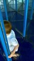 Un enfant passe devant dans un labyrinthe de miroirs