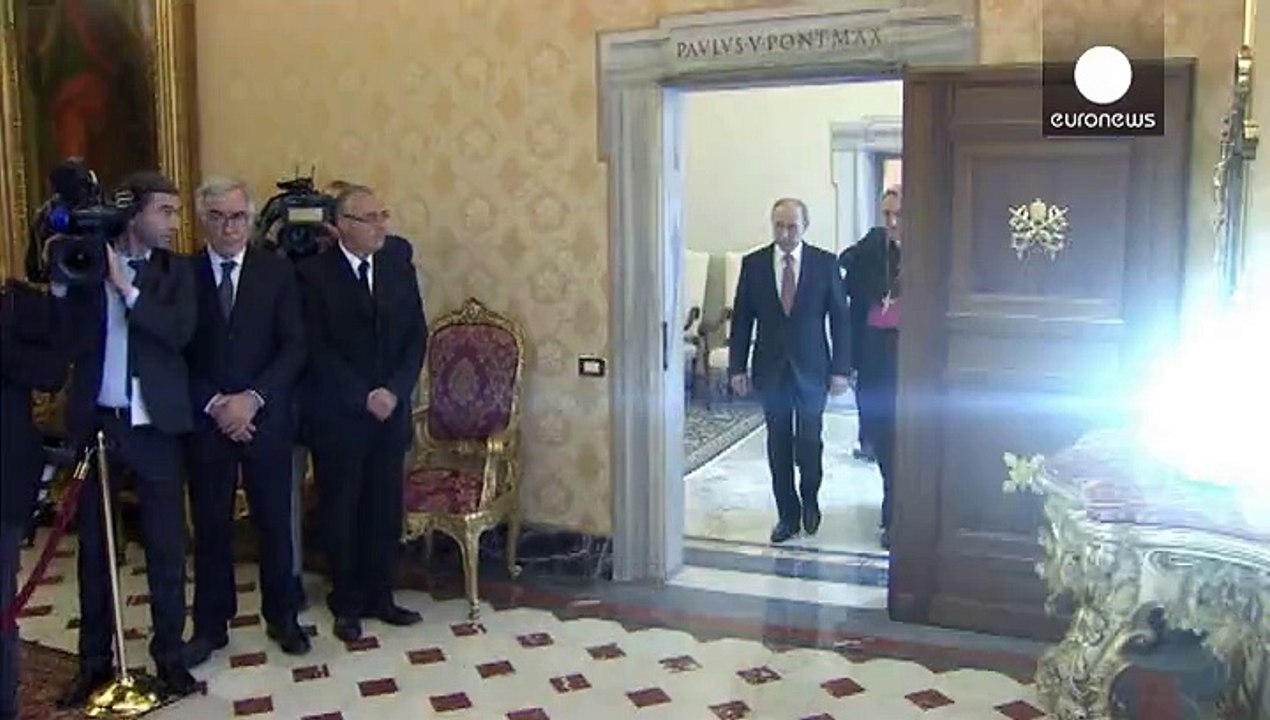 Papst schenkt Putin Friedensengel